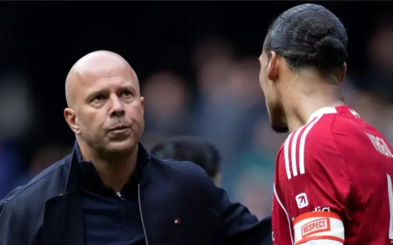 محلل إنجليزي يختار خليفة سلوت في ليفربول